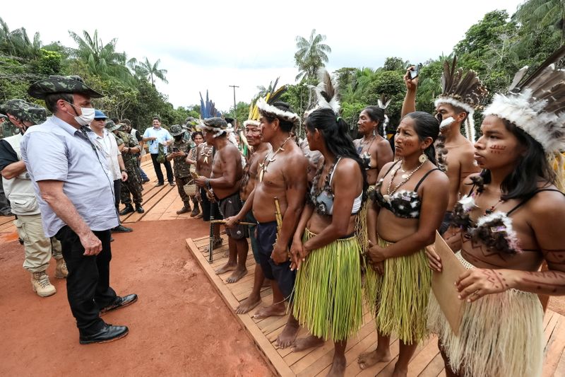 &copy; Reuters. Presidente Jair Bolsonaro encontra indígenas durante visita a base militar em São Gabriel da Cachoeira
27/05/2021
Marcos Correa/Divulgação via REUTERS