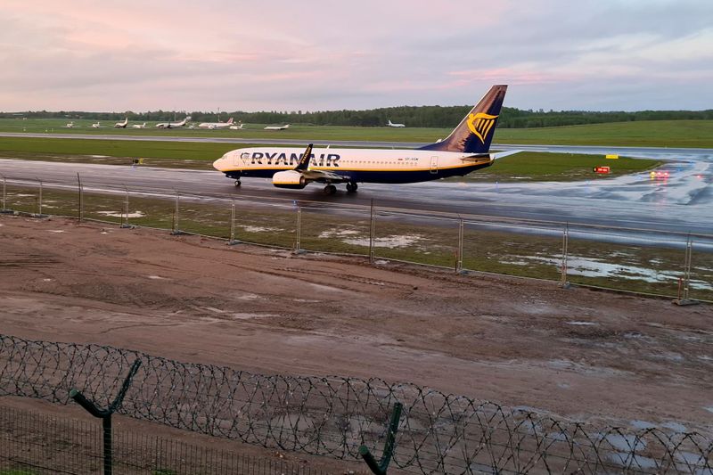 © Reuters. FILE PHOTO: A Ryanair aircraft, which was carrying Belarusian opposition blogger and activist Roman Protasevich and diverted to Belarus, where authorities detained him, lands at Vilnius Airport in Vilnius, Lithuania May 23, 2021. REUTERS/Andrius Sytas