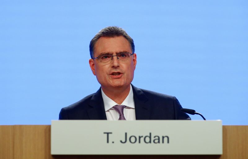 &copy; Reuters. FILE PHOTO: Swiss National Bank (SNB) Chairman Thomas Jordan speaks as he attends a news conference in Bern, Switzerland June 18, 2020. REUTERS/Arnd Wiegmann