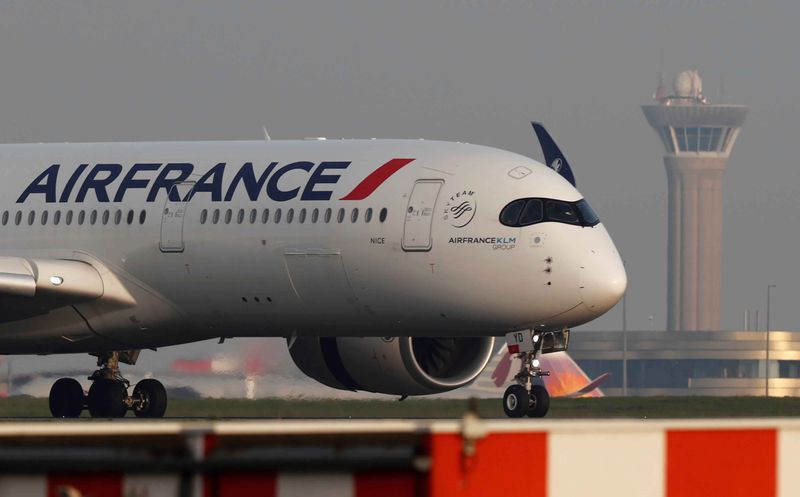© Reuters. طائرة تابعة لشركة إير فرانس تهبط في مطار شارل ديجول قرب باريس في الثاني من أبريل نيسان 2021. تصوير:رويترز.