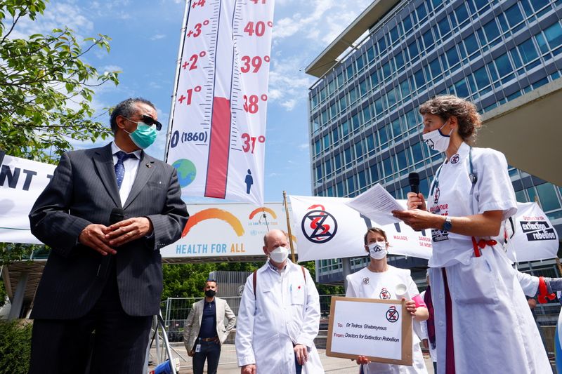 &copy; Reuters. Des médecins ont manifesté samedi devant l'Organisation mondiale de la santé (OMS) à Genève en exigeant que les autorités sanitaires fassent du changement climatique et de la dégradation de la biodiversité leurs principales priorités. /Photo pris