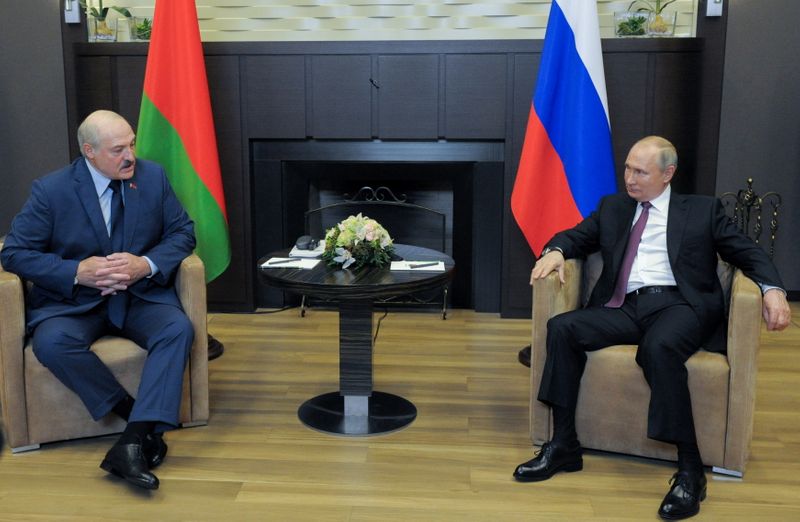 &copy; Reuters. FILE PHOTO: Russian President Vladimir Putin meets with his Belarusian counterpart Alexander Lukashenko in Sochi, Russia May 28, 2021. Sputnik/Mikhail Klimentyev/Kremlin via REUTERS 