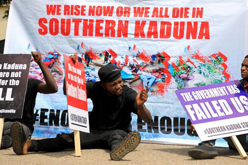 &copy; Reuters. FILE PHOTO: People gather to protest killings in southern Kaduna and insecurities in Nigeria, at the U.S. embassy in Abuja, Nigeria August 15, 2020. REUTERS/Afolabi Sotunde