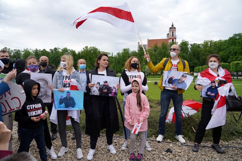 &copy; Reuters. Belarus opposition leader Sviatlana Tsikhanouskaya holds a picture of her husband Syarhei Tsikhanouski during a "Belarus support day" protest in Vilnius, Lithuania May 29, 2021. REUTERS/Janis Laizans