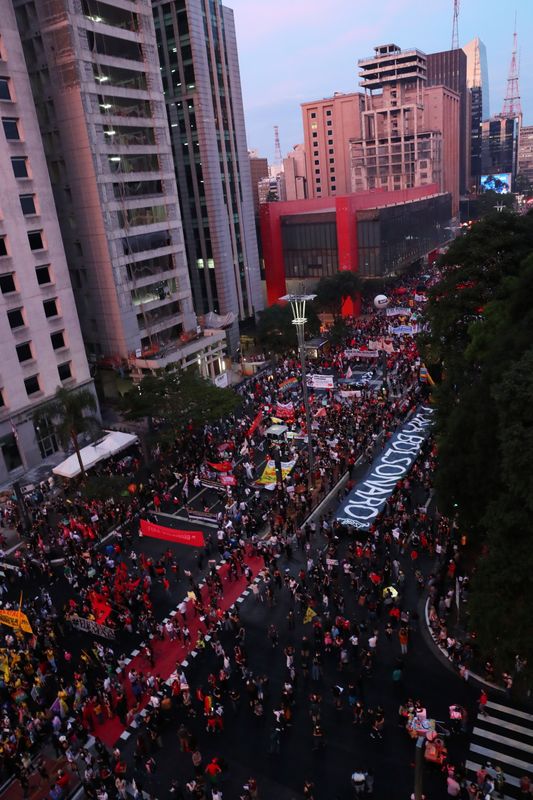 © Reuters. أشخاص يشاركون في احتجاج ضد الرئيس البرازيلي جاير بولسونارو في ساو باولو يوم السبت. تصوير:رويترز.
