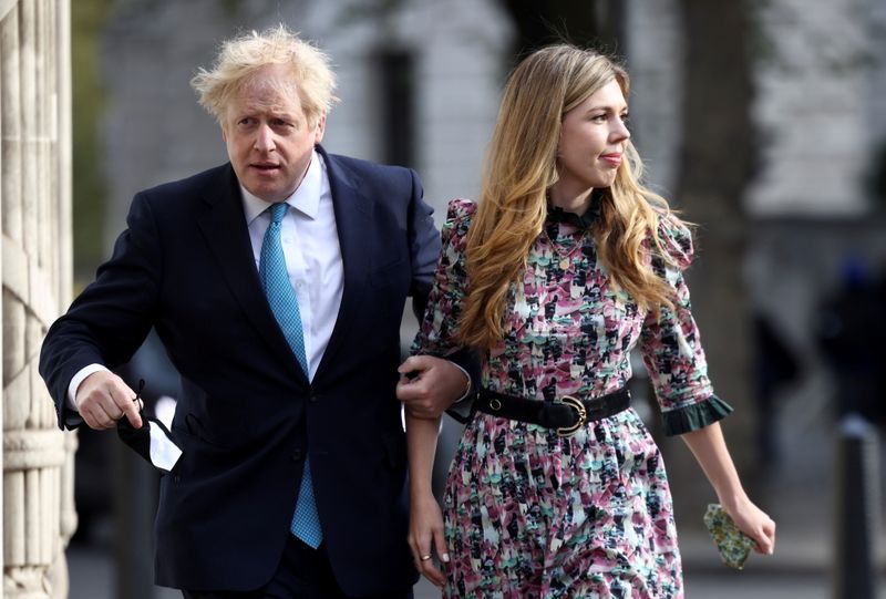 &copy; Reuters. رئيس الوزراء البريطاني بوريس جونسون وخطيبته في لندن يوم 6 مايو أيار 2021. تصوير: هنري نيكولس - رويترز  