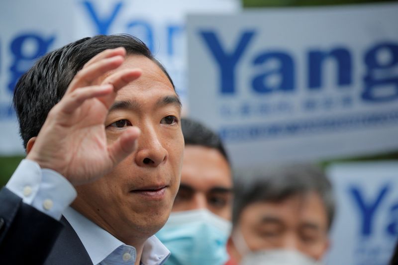 &copy; Reuters. FILE PHOTO: Andrew Yang, democratic candidate for mayor of New York City, speaks during a campaign appearance at City Hall Park in New York City, U.S., May 24, 2021.  REUTERS/Brendan McDermid