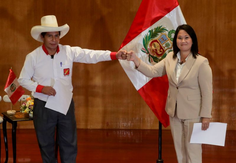 &copy; Reuters. FOTO DE ARCHIVO. Los candidatos presidenciales peruanos Pedro Castillo y Keiko Fujimori, que se enfrentarán en una segunda vuelta el 6 de junio, gesticulan tras firmar un "Pacto por la Democracia", en Lima, Perú. 17 de mayo de 2021. REUTERS/Sebastián C