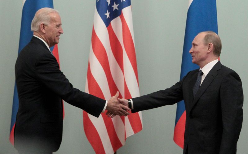 &copy; Reuters. FILE PHOTO: Russian Prime Minister Vladimir Putin (R) shakes hands with U.S. Vice President Joe Biden during their meeting in Moscow March 10, 2011. REUTERS/Alexander Natruskin (RUSSIA - Tags: POLITICS)/File Photo