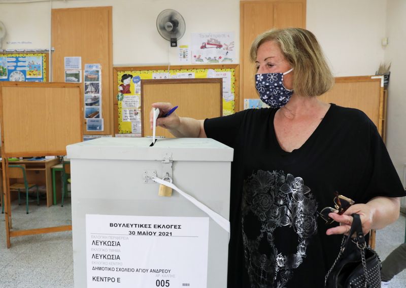 &copy; Reuters. امرأة تدلي بصوتها في الانتخابات البرلمانية في نيقوسيا يوم الاحد. تصوير: يانيس كورتوجلو - رويترز.