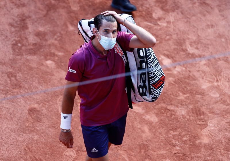 © Reuters. النمساوي دومينيك تيم عقب هزيمته أمام الإسباني بابلو أندوخار في بطولة فرنسا المفتوحة للتنس في باريس يوم الأحد. تصوير:رويترز.