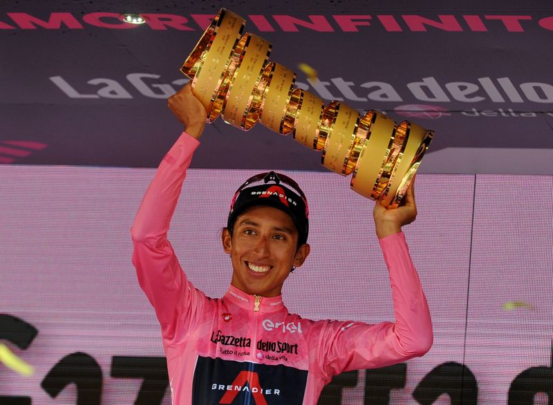 &copy; Reuters. El ciclista colombiano del Ineos Grenadiers Egan Arley Bernal Gómez en el podio mientras celebra con el trofeo la maglia rosa y la victoria en el Giro de Italia, en Milán, Italia, 30 de mayo, 2021. REUTERS/Jennifer Lorenzini