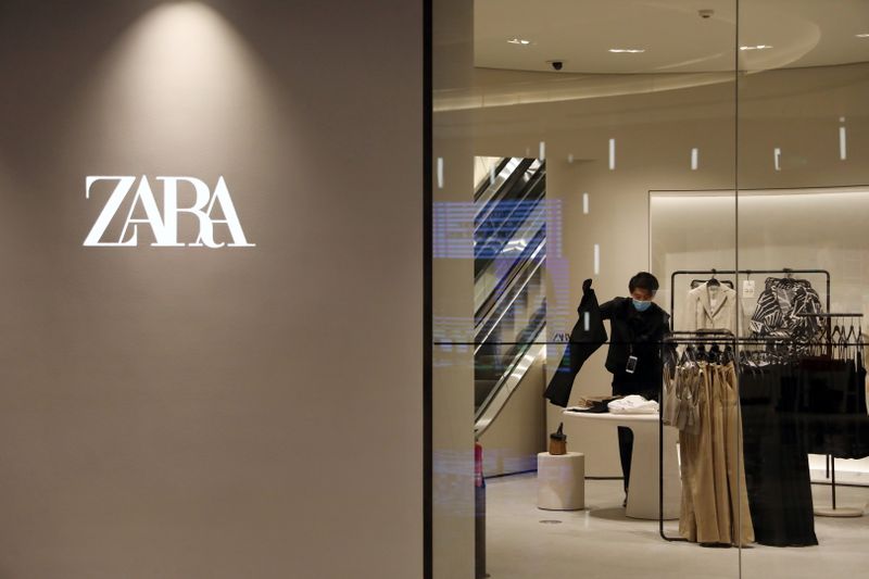 &copy; Reuters. Un miembro del personal clasifica la ropa dentro de una tienda de ropa de la marca Zara de Inditex en un centro comercial recientemente inaugurado en Beijing, China, el 16 de abril de 2021. REUTERS / Tingshu Wang/ Foto de archivo
