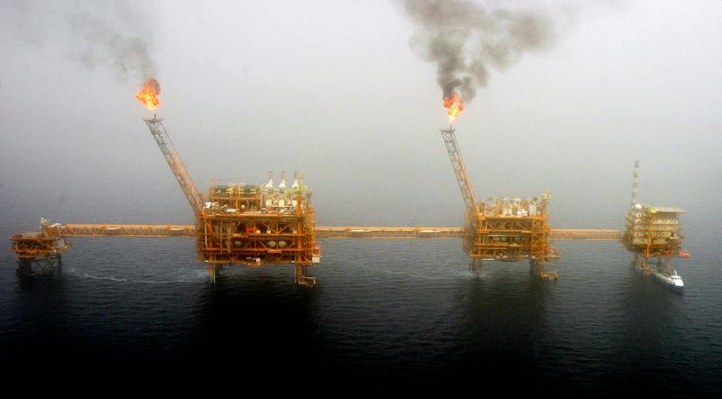 &copy; Reuters. Gas flares from an oil production platform at the Soroush oil fields in the Persian Gulf, 1,250 km (776 miles) south of the capital Tehran, July 25, 2005. Picture taken July 25, 2005. REUTERS/Raheb Homavandi  CJF/KS