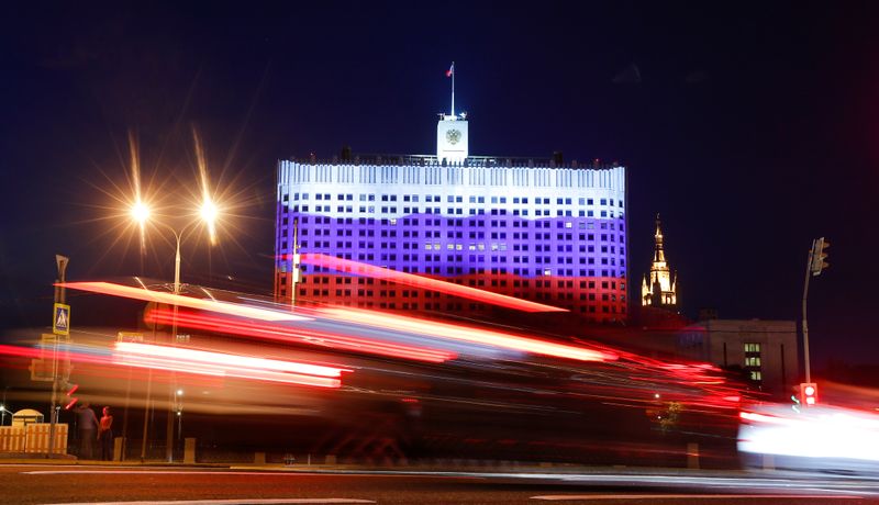 &copy; Reuters. Le site d'information en ligne russe Newsru a annoncé lundi sa fermeture pour des raisons économiques, affirmant que les annonceurs le boudaient car ses articles ne suivaient pas la ligne des médias pro-Kremlin. /Photo d'archives/REUTERS/Maxim Shemetov