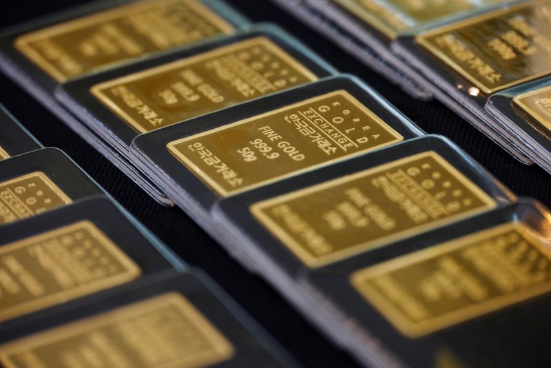 &copy; Reuters. FILE PHOTO: Gold bars are pictured on display at Korea Gold Exchange in Seoul, South Korea, August 6, 2020. REUTERS/Kim Hong-Ji