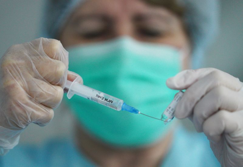 &copy; Reuters. A medical worker fills a syringe with a dose of Sputnik V (Gam-COVID-Vac) vaccine against the coronavirus disease (COVID-19) during a vaccination for new recruits of Russia's Baltic Fleet forces at a recruiting station in Kaliningrad, Russia May 27, 2021.