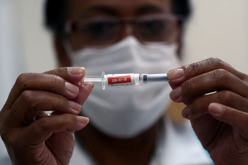 &copy; Reuters. Enfermeira segura dose da CoronaVac em São Paulo
11/12/2020
REUTERS/Amanda Perobelli