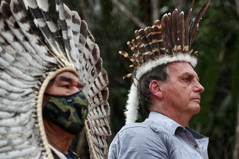 &copy; Reuters. Presidente Jair Bolsonaro encontra indígenas e ouve o hino nacional durante visita a base militar em São Gabriel da Cachoeira, no Estado do Amazonas, Brasil
27/05/2021 Marcos Correa/Divulgação via REUTERS