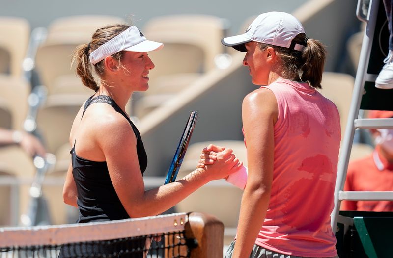 &copy; Reuters. La polaca Iga Swiatek y la eslovena Kaja Juvan se saludan tras el partido de primera ronda en el Roland Garros, París, Francia, Mayo 31, 2021; Crédito Obligatorio: Susan Mullane-USA TODAY Sports