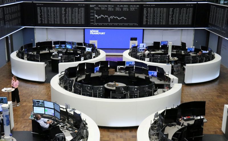 &copy; Reuters. متعاملون أثناء التداول في بورصة فرانكفورت الألمانية يوم الاثنين. تصوير: رويترز.
