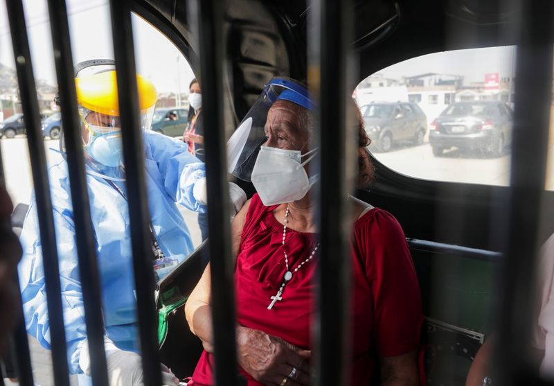&copy; Reuters. Vacunación a una persona mayor contra el COVID-19, Lima, Perú, 16 abril 2021.
REUTERS/Sebastián Castañeda