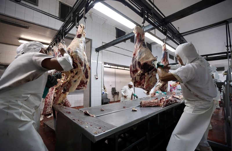 © Reuters. Carne bovina em frigorífico em San Fernando, Argentina 
26/06/2017
REUTERS/Marcos Brindicci