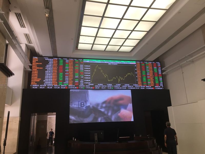 &copy; Reuters. Painel eletrônico da bolsa paulista mostra cotações do mercado financeiro. 17/12/2019. Aluísio Alves/REUTERS.