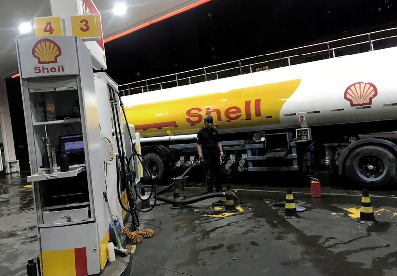 &copy; Reuters. Caminhão de transporte de combustíveis em posto da Shell em São Paulo
REUTERS/Nacho Doce/File Photo