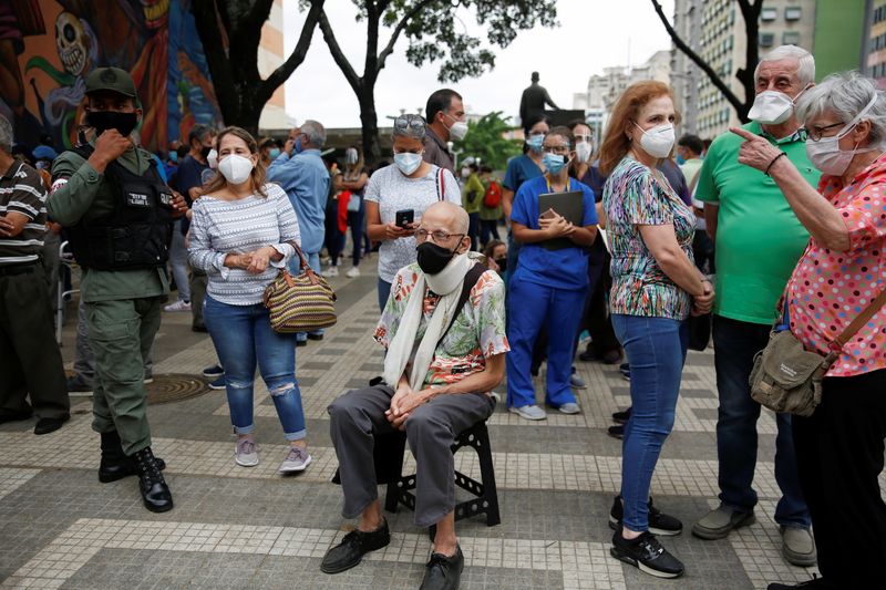 &copy; Reuters. Fila para vacina contra Covid-19 em Caracas
 31/5/2021   REUTERS/Leonardo Fernandez Viloria