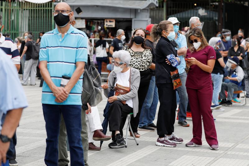 &copy; Reuters. Senior citizens and health workers wait to receive their first dose of Russia's Sputnik V vaccine against the coronavirus disease (COVID-19), outside the hotel Alba Caracas, which was turned into a mass vaccination centre, in Caracas, Venezuela May 31, 20