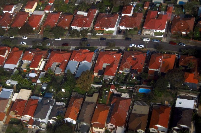 &copy; Reuters. 不動産コンサルタント、コアロジックが１日公表した５月の豪住宅価格は前月比２．２％上昇した。写真は、シドニー近郊の住宅街を上空から撮影。２０１５年７月１９日に撮影。（２０２