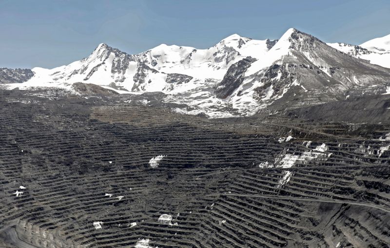 &copy; Reuters. FILE PHOTO: A general view shows the Kumtor open pit gold mine at an altitude of about 4,000 meters above sea level in the Tien Shan mountains, Kyrgyzstan, May 28, 2021. REUTERS/Vladimir Pirogov