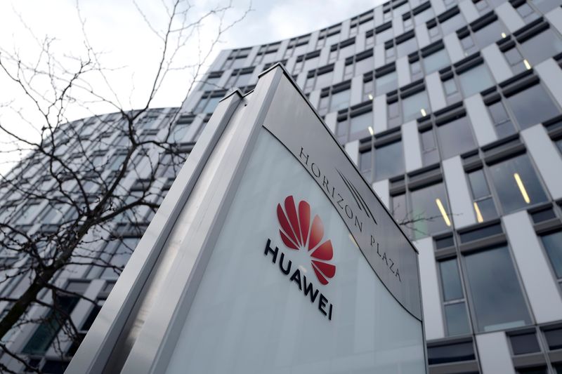 © Reuters. FILE PHOTO: Logo of Huawei is seen in front of the local offices of Huawei in Warsaw, Poland January 11, 2019. REUTERS/Kacper Pempel/File Photo