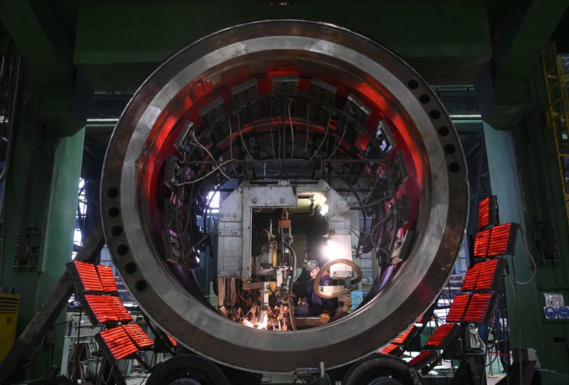 &copy; Reuters. FILE PHOTO: An employee works at the factory Atommash, an AEM-technology subsidiary producing equipment for nuclear power plants, in Volgodonsk, Russia December 17, 2019. REUTERS/Sergey Pivovarov