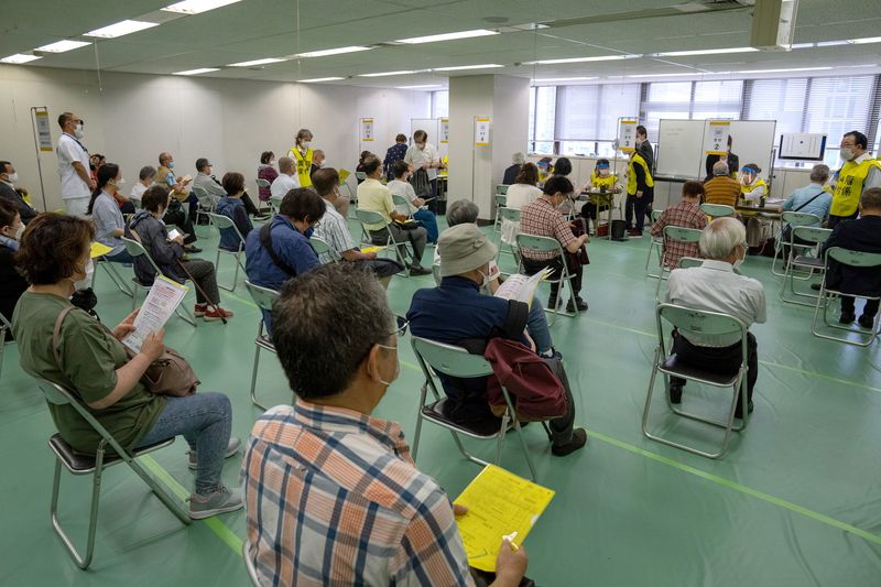 &copy; Reuters. 　６月１日、東京都はこの日、新たに４７１人の新型コロナウイルス感染が確認されたと発表した。大規模ワクチン接種会場で先月２４日撮影（２０２１年　ロイター／Carl Court/Pool via REUTERS
