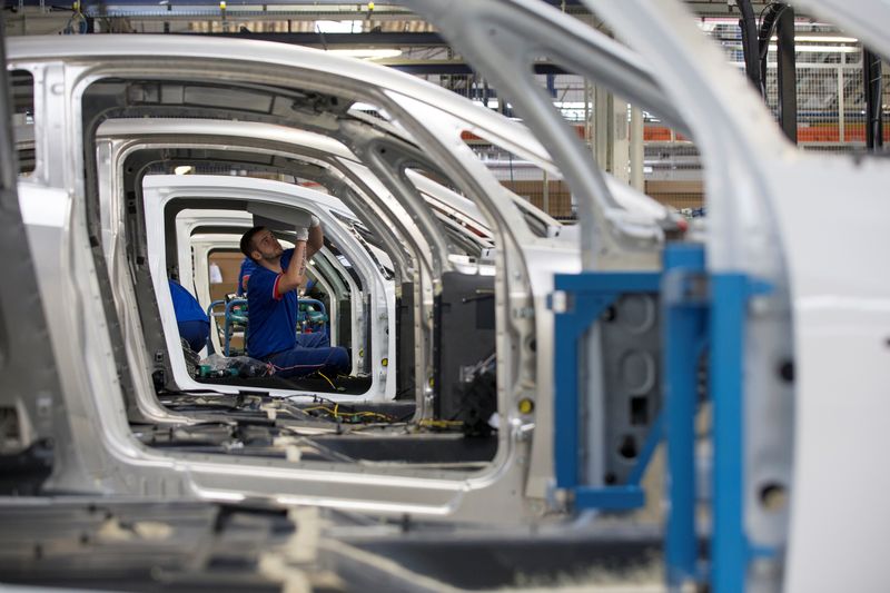 &copy; Reuters. FILE PHOTO: An employee works on the automobile assembly line of Bluecar electric city cars at Renault car maker factory in Dieppe, western France, September 1, 2015.   REUTERS/Philippe Wojazer/File Photo       