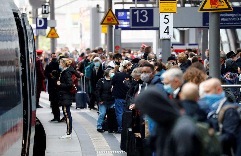 &copy; Reuters. FILE PHOTO: Commuters wear face masks as they wait on a platform of the main train station Hauptbahnhof, as the spread of the coronavirus disease (COVID-19) continues, in Berlin, Germany, October 16, 2020. REUTERS/Fabrizio Bensch/File Photo 