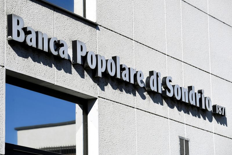 &copy; Reuters. Logo della banca Popolare di Sondrio in una filiale a Monza. 5 febbraio 2020. REUTERS/Flavio Lo Scalzo