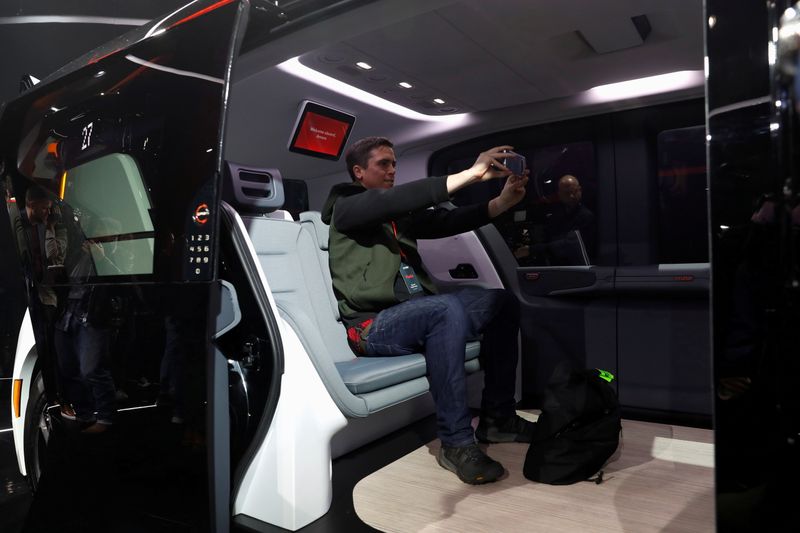 &copy; Reuters. FILE PHOTO: An attendee takes a selfie inside a Cruise Origin autonomous vehicle, a Honda and General Motors self-driving car partnership, during its unveiling in San Francisco, California, U.S. January 21, 2020. REUTERS/Stephen Lam/File Photo