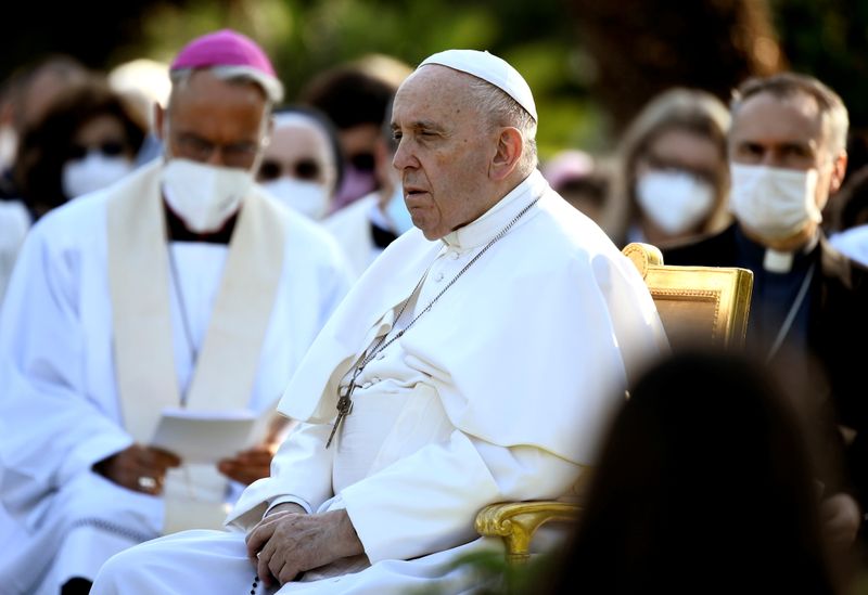 &copy; Reuters. FILE PHOTO: Pope Francis leads Holy Rosary prayer in Vatican gardens to end the month of May, at the Vatican, May 31, 2021. Filippo Monteforte/Pool via REUTERS
