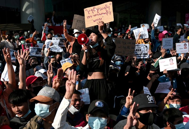 © Reuters. أشخاص يشاركون في مسيرة ضد الانقلاب العسكري في يانجون بصورة من أرشيف رويترز.