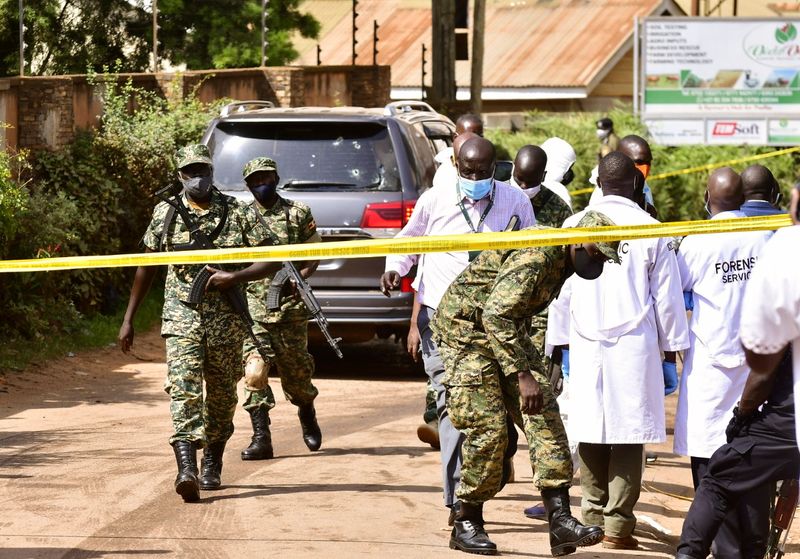 © Reuters. أفراد من قوات الأمن الأوغندي في المكان الذي وقعت فيه محاولة اغتيال الجنرال كاتومبا وامالا وزير الأشغال والنقل في ضاحية كياساسي بالعاصمة كمبالا يوم الثلاثاء. صورة لرويترز.