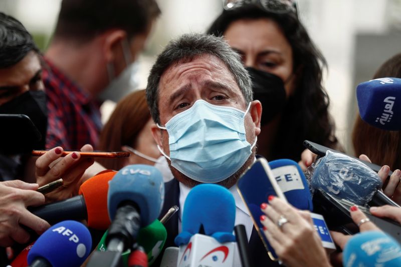 &copy; Reuters. المحامي الإسباني مانويل أولي الموكل للدفاع عن إبراهيم غالي زعيم جبهة البوليساريو يتحدث لوسائل الإعلام أمام المحكمة العليا الإسبانية في مد
