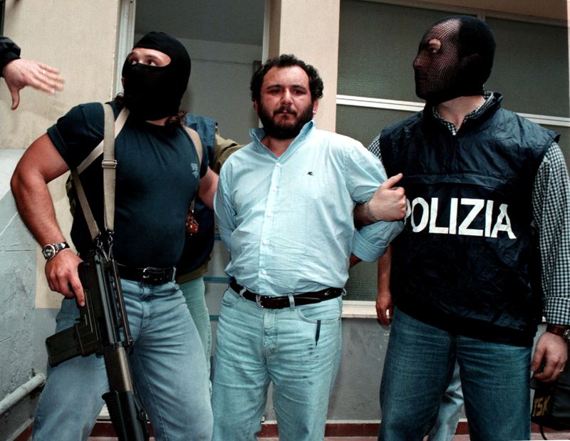 &copy; Reuters. جوفاني بروسكا (في الوسط) أحد أخطر أعضاء المافيا في باليرمو بصورة من أرشيف رويترز.