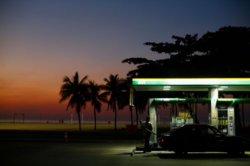 &copy; Reuters. Carro sendo abastecido em posto de combustíveis da BR Distribuidora no Rio de Janeiro
REUTERS/Ricardo Moraes
