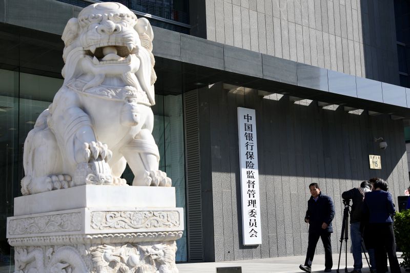 &copy; Reuters. 中国銀行保険監督管理委員会（銀保監会）は、中小の銀行に対し、不動産融資の伸びを抑えるよう要請した。北京の事務所で２０１８年撮影。（２０２１年　ロイター） 