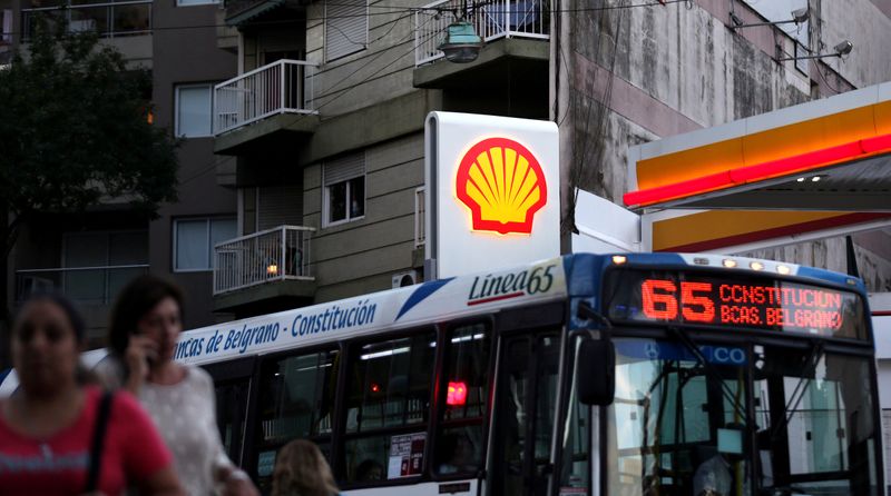 &copy; Reuters. FILE PHOTO: People walk as a bus passes a Shell gas station in Buenos Aires, Argentina, March 12, 2018. Picture taken March 12, 2018. REUTERS/Marcos Brindicci/File Photo