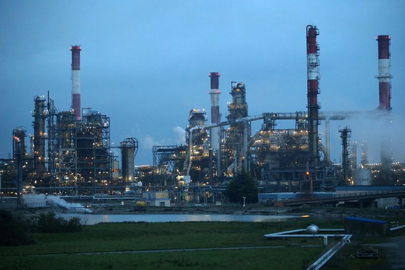 &copy; Reuters. La refinería de Total en Donges  , Francia, 21 noviembre 2017.
REUTERS/Stephane Mahe 