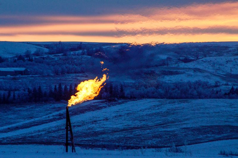 &copy; Reuters. A natural gas flare on an oil well pad burns as the sun sets outside Watford City, North Dakota January 21, 2016. Persistent low oil prices have lead to slower business in much of North Dakota's Bakken oil fields.  The collapse of U.S. oil and gas investm